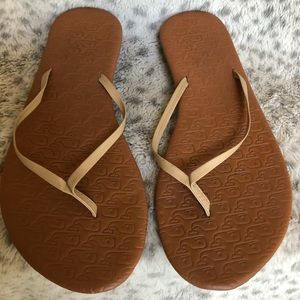 Vineyard Vines nude flip flops